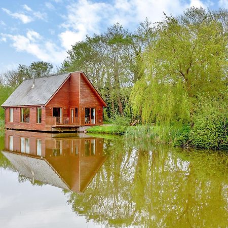 Anglesey Lakeside Lodges Menai Bridge Extérieur photo