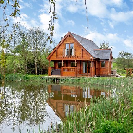 Anglesey Lakeside Lodges Menai Bridge Extérieur photo