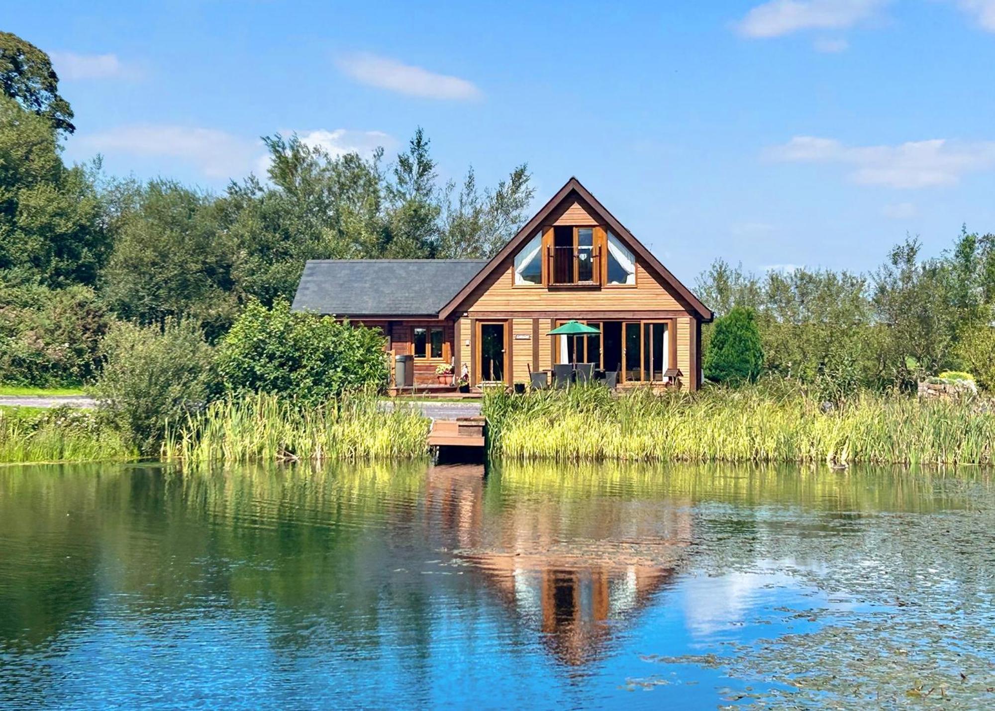 Anglesey Lakeside Lodges Menai Bridge Extérieur photo