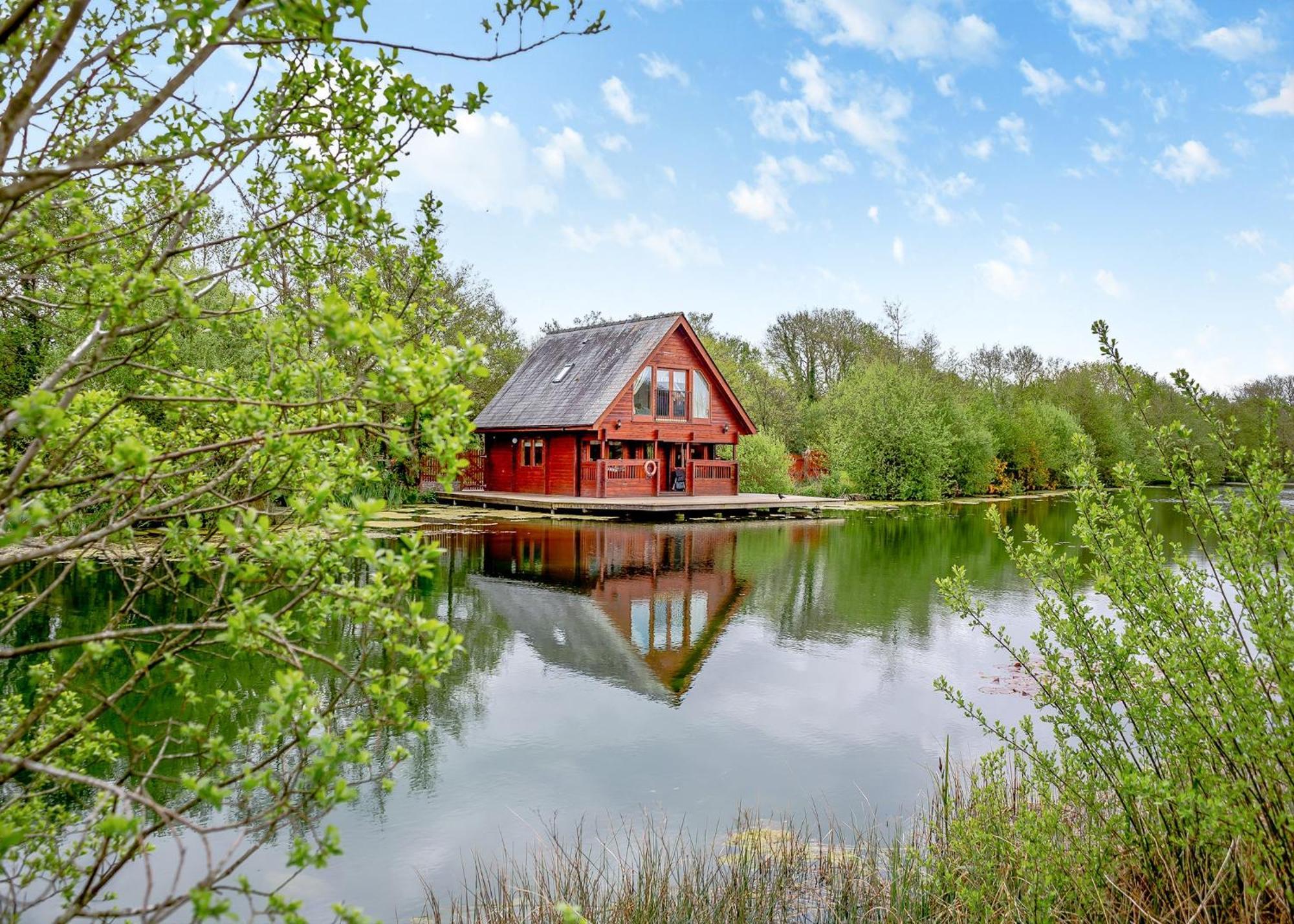 Anglesey Lakeside Lodges Menai Bridge Extérieur photo