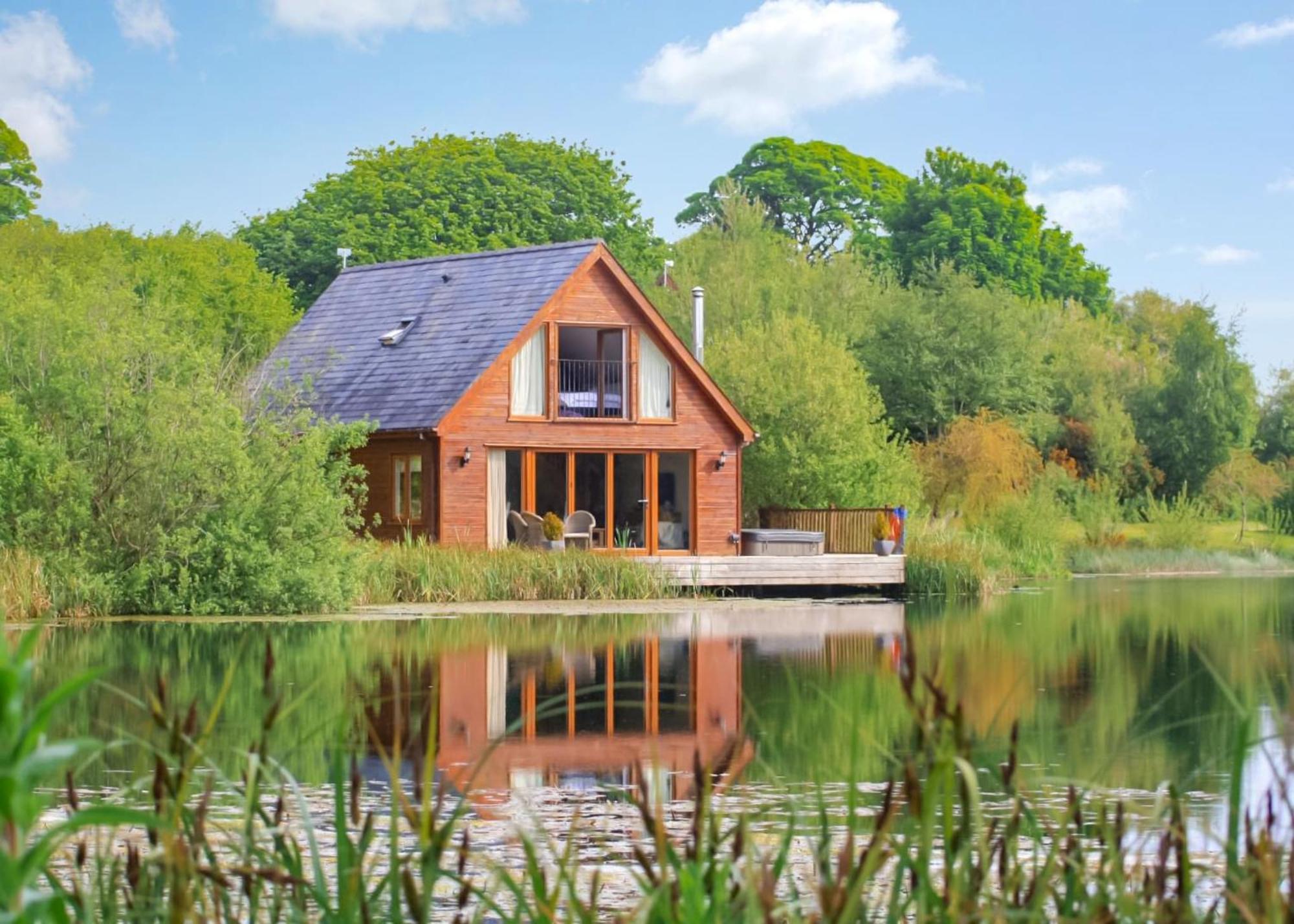 Anglesey Lakeside Lodges Menai Bridge Extérieur photo