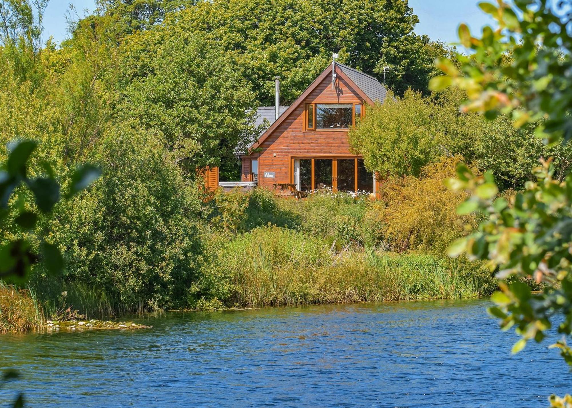 Anglesey Lakeside Lodges Menai Bridge Extérieur photo