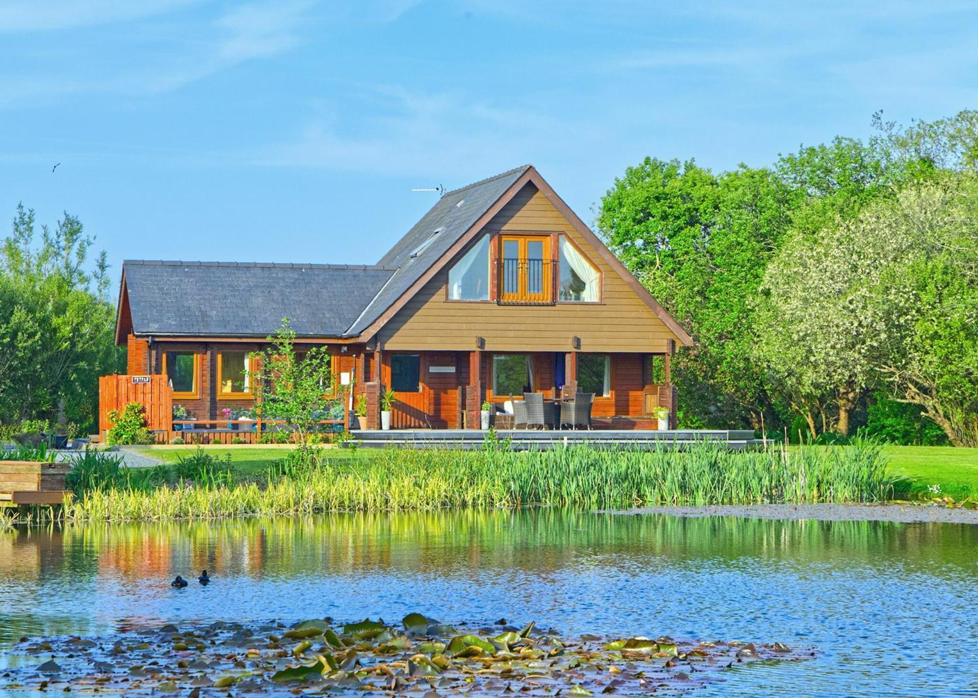 Anglesey Lakeside Lodges Menai Bridge Extérieur photo